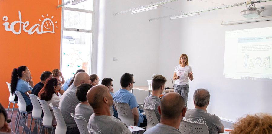 FEVECTA imparteix la sessió "Emprendre: I si fem cooperativa?" organitzada per Idea Alzira
