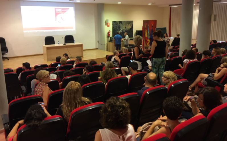 Cerca de un centenar de aparadoras de Elda se plantea constituir una cooperativa para acabar con su precariedad laboral
