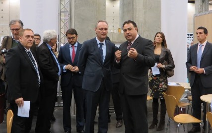 Emilio Sampedro explica al president Fabra el contingut de l'assessorament a emprenedors oferit per FEVECTA en el Dia de la Persona Emprenedora