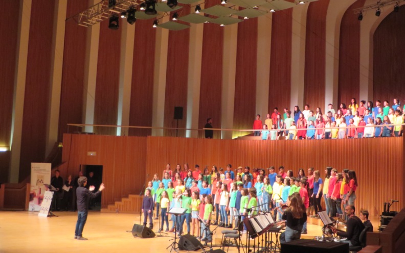 500 alumnes i famílies d'escoles cooperatives omplen el Palau de les Arts en la IV Trobada de Corals de la UCEV