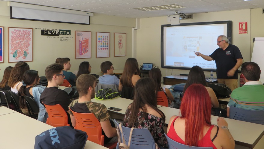Alumnes de l'ESCOLA DE FP LA SAFOR Coop V assisteixen en FEVECTA a una xerrada sobre cooperativisme de treball