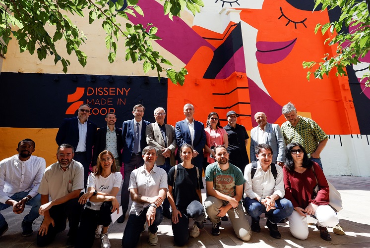 Un mural en el centre de València posa en valor el disseny cooperatiu
