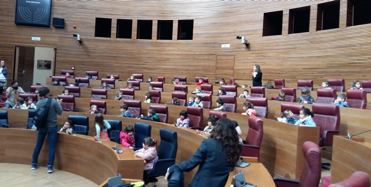L'alumnat de 5 i 6 anys de l’Escola La Comarcal de Picassent entrega les seues peticions als grups parlamentaris en Les Corts