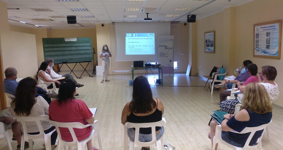 Dones d'Utiel, Requena i Montitxelvo comencen la seua formació per a crear cooperatives que oferisquen al seu municipi serveis de cures a les persones 